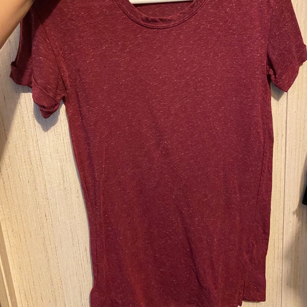 Heathered maroon tee